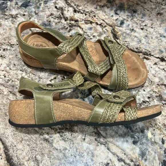 Taos sage, green with back straps Strappy Sandals Size 6-6.5 - Picture 1 of 6